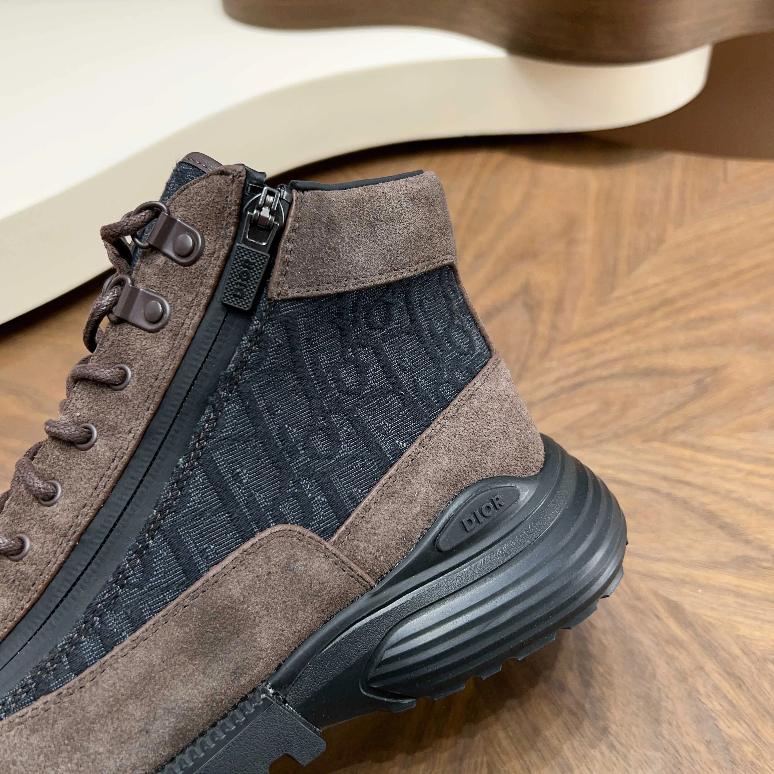 💰860 Dio* - Dior's autumn and winter luxury men's mid-top short boots, purely handmade, both inside and outside are imported first-layer cowhide, high-end quality and exquisite craftsmanship. Original TPU combination outsole. Wear a noble gentleman's taste. The best last type has been carefully debugged. 100% comfort. Size: 38-44 (38-45 can be customized)